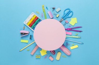 Renk arkaplanı ve üst görünümde metin için alanı olan çeşitli okul kırtasiyesi