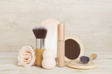 Masadaki cilt rengi için makyaj ürünleri içeren kompozisyon
