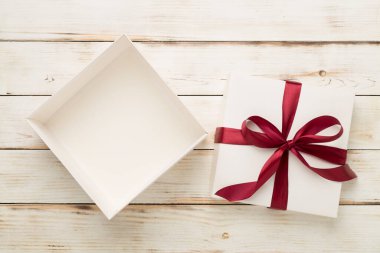 Tahta arka planda hediye kutusunu aç, üst manzara. Tasarım için hazırlan