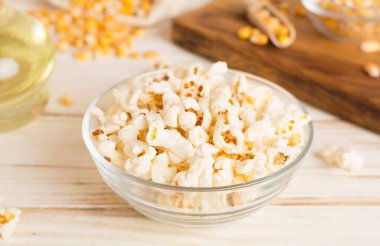 Tahta masada malzemeli patlamış mısır.