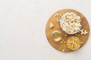 Beton arka planda malzemeli patlamış mısır, üst görünüm