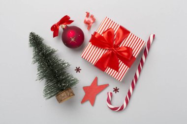 Arkaplanda hediye kutusu ve dekoru olan minyatür noel ağacı