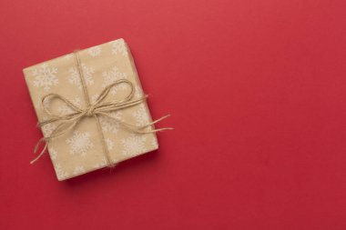 Renk arkaplanı ve üst görünümü üzerinde el işi Noel hediyesi kutuları