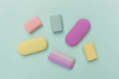 Renk arkaplanındaki renkli silgi, üst görünüm