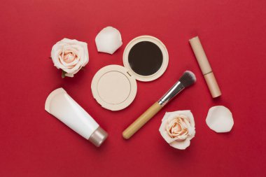 Renk arkaplan ve üst görünümde cilt rengi için makyaj ürünleri bileşimi