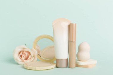 Renk arkaplanındaki ten rengi için makyaj ürünleri bileşimi