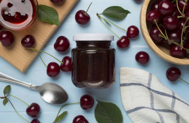 Tahta arka planda kiraz reçeli ile yassı yatıyordu