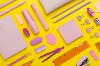 Renkli arka plan üzerinde pembe okul kırtasiyesi olan desen, üst görünüm