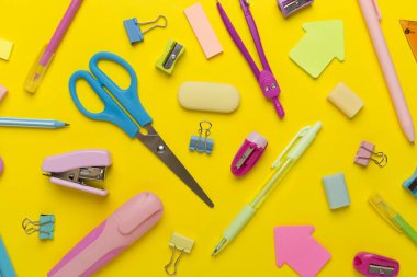 Renkli arka plan, üst görünüm üzerine renkli okul kırtasiyesi ile düz yatıyordu