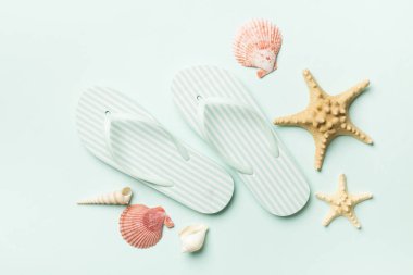 Renk arkaplanı ve üst görünümde çizgili parmak arası terlikler