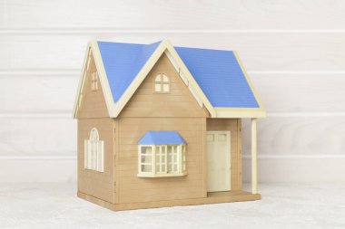Ahşap masadaki ev modeli.