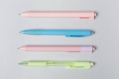 Renkli arka plan üzerine pastel renkli kalemler, üst görünüm