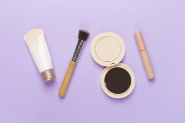Renk arkaplan ve üst görünümde cilt rengi için makyaj ürünleri bileşimi