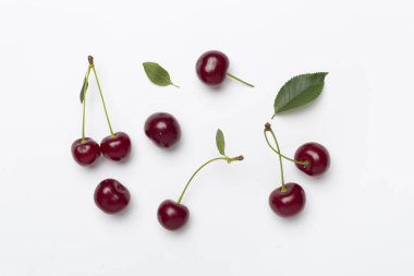 Taze kirazla bembeyaz arka planda dümdüz yatıyordu.