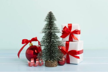 Hediye kutuları ve dekoru olan minyatür Noel ağacı.