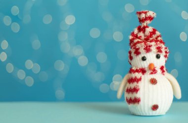 Bulanık ışıklara karşı masadaki sevimli kardan adam