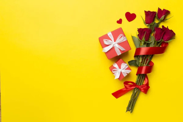 Valentines Day Gift Box Red Roses Color Background Top View — 图库照片