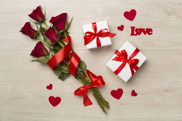Caixa Presente Dia Dos Namorados Com Rosas Vermelhas Fundo Madeira — Fotografia de Stock
