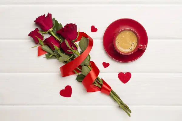 红杯咖啡 木制背景玫瑰 顶视图 — 图库照片