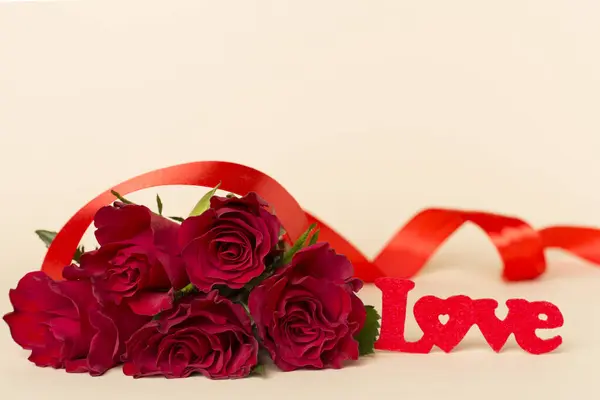 Valentines Day Red Roses Decor Color Table — 图库照片
