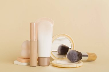 Masadaki cilt rengi için makyaj ürünleri içeren kompozisyon
