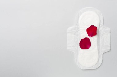 Renkli arka planda kırmızı yapraklı adet yastığı, üst görünüm