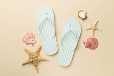 Renk arkaplanı ve üst görünümde çizgili parmak arası terlikler