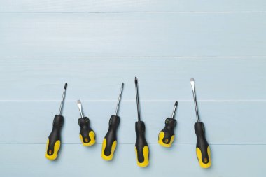 Tahta zemin üzerinde tornavidalar, üst görünüm