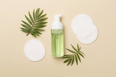 Köpüren yüz temizleyici ve eko pedlerle renk arkaplanı, üst görünüm