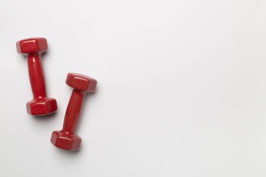 Beyaz arkaplanda kırmızı halterler, üst görünüm