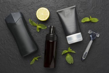 Beton arka planda erkek traş aletleri seti, üst görünüm