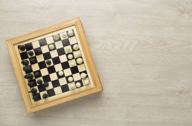 Ahşap arka planda satranç, üst görünüm