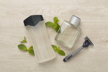 Ahşap arka planda erkek traş aletleri seti, üst görünüm