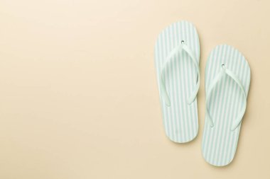 Renk arkaplanı ve üst görünümde çizgili parmak arası terlikler