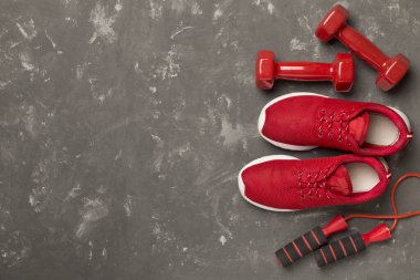 Beton zemin üzerinde kırmızı spor ekipmanları, üst görünüm