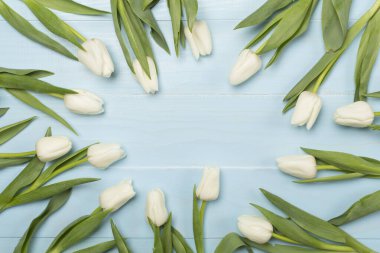 Ahşap zemin üzerinde beyaz laleler, üst görünüm