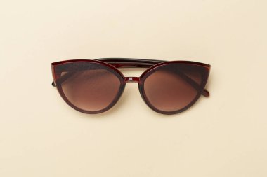 Renk arkaplan üzerinde güneş gözlüğü, üst görünüm.