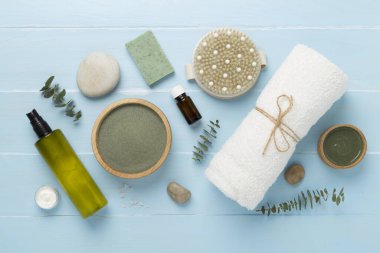 Ahşap arka planda kozmetik kil ve spa ürünleri ile kompozisyon, üst görünüm