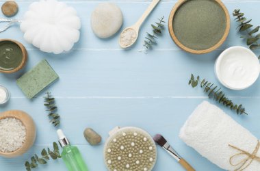 Ahşap arka planda kozmetik kil ve spa ürünleri ile kompozisyon, üst görünüm