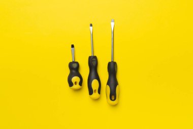 Renk arkaplan üzerinde tornavidalar, üst görünüm