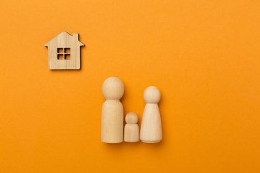 Ahşap aile figürleri. Renkli arka plan, üst manzara.