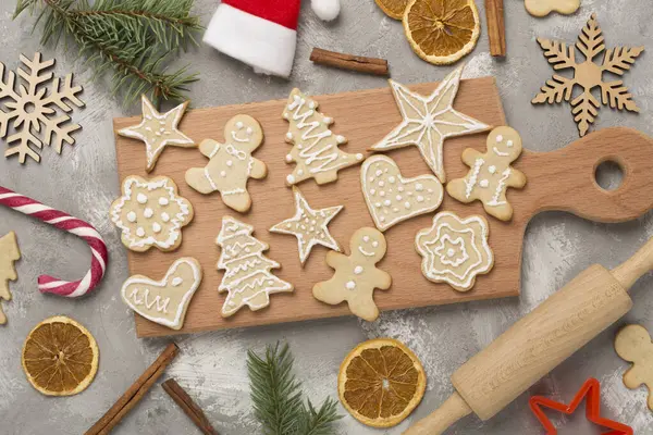Beton arka planda ev yapımı şirin Noel kurabiyeleriyle yatıyordu.