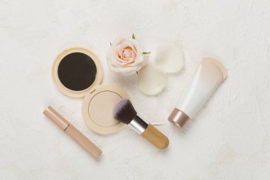 Beton arka planda cilt rengi için makyaj ürünleri bileşimi, üst görünüm