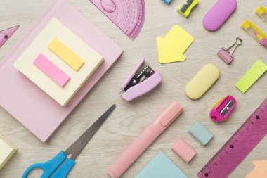 Ahşap arka planda renkli okul kırtasiyesiyle dümdüz yatıyordu.