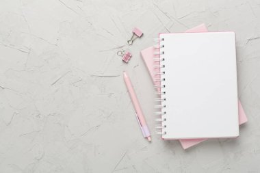 Beton zemin üzerinde kırtasiye malzemesi olan defterler, üst görünüm