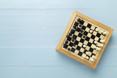 Ahşap arka planda satranç, üst görünüm