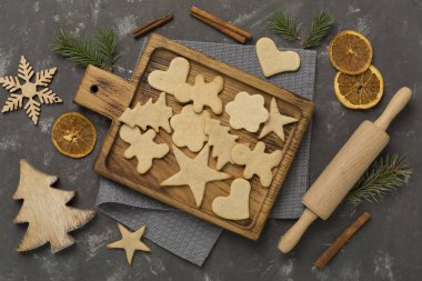 Beton arka planda ev yapımı şirin Noel kurabiyeleriyle yatıyordu.