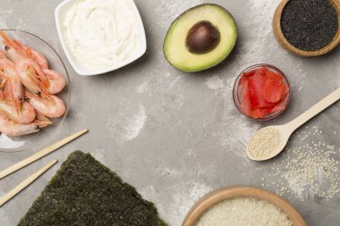 Suşi malzemeleri ve beton arka planda rulo, üst görünüm