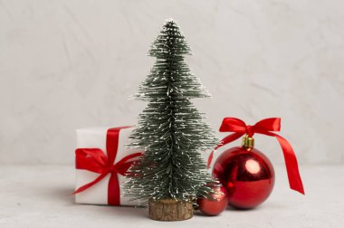Hediye kutuları ve dekoru olan minyatür Noel ağacı.