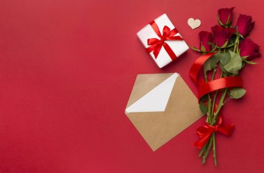 Sevgililer Günü hediye paketi. Ahşap arka planda kırmızı güller, üst manzara.